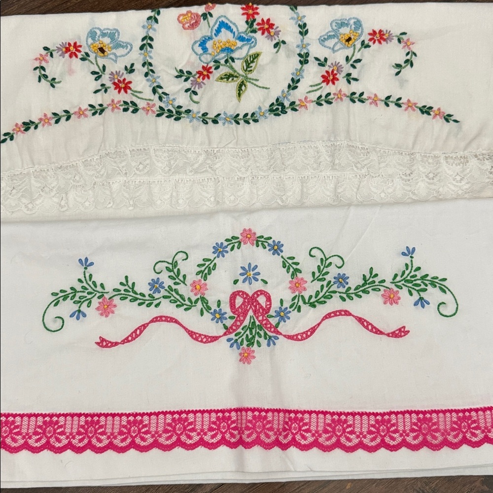 Vintage Embroidered Pillow Case Set